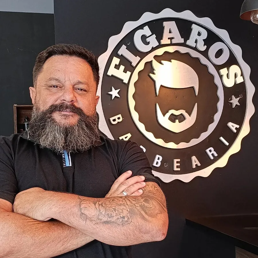 Wagner Pires, barbeiro e especialista em prótese capilar da Figaro's Barbearia em Presidente Epitácio